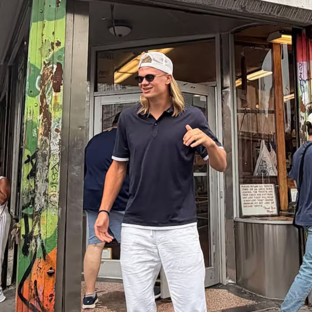 "Ayuda a Disimular el Pelo": Haaland 'El Hombre Gol' Pasa Desapercibido en Paseo en NY